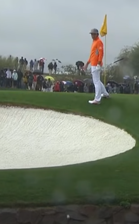 리키파울러 선수가 샷을 준비하는데 공이 저절로 물에 빠지러 들어가는 상황