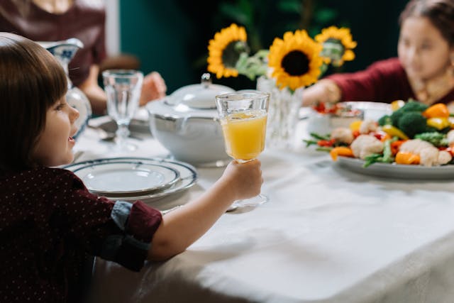 식사하는 아이 사진