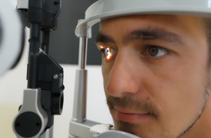 눈 건강 문제&rsquo;? 나이 탓 아닌 스마트폰 시대의 눈 피로병&hellip; 만성침침증후군