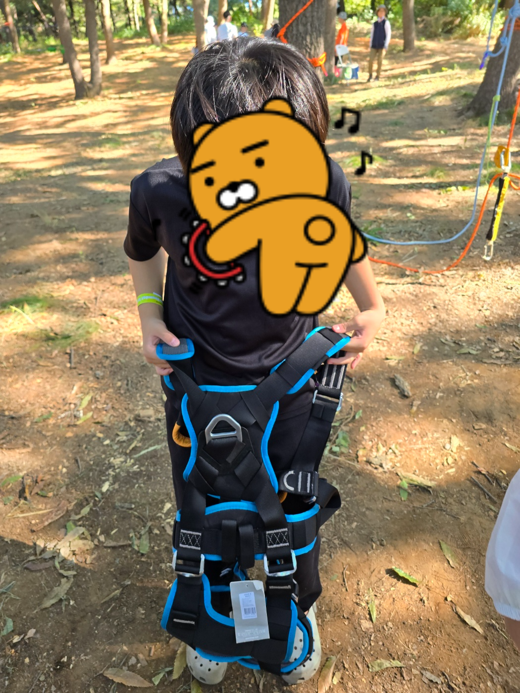 트리클라이밍체험하기전 안전장비 입기