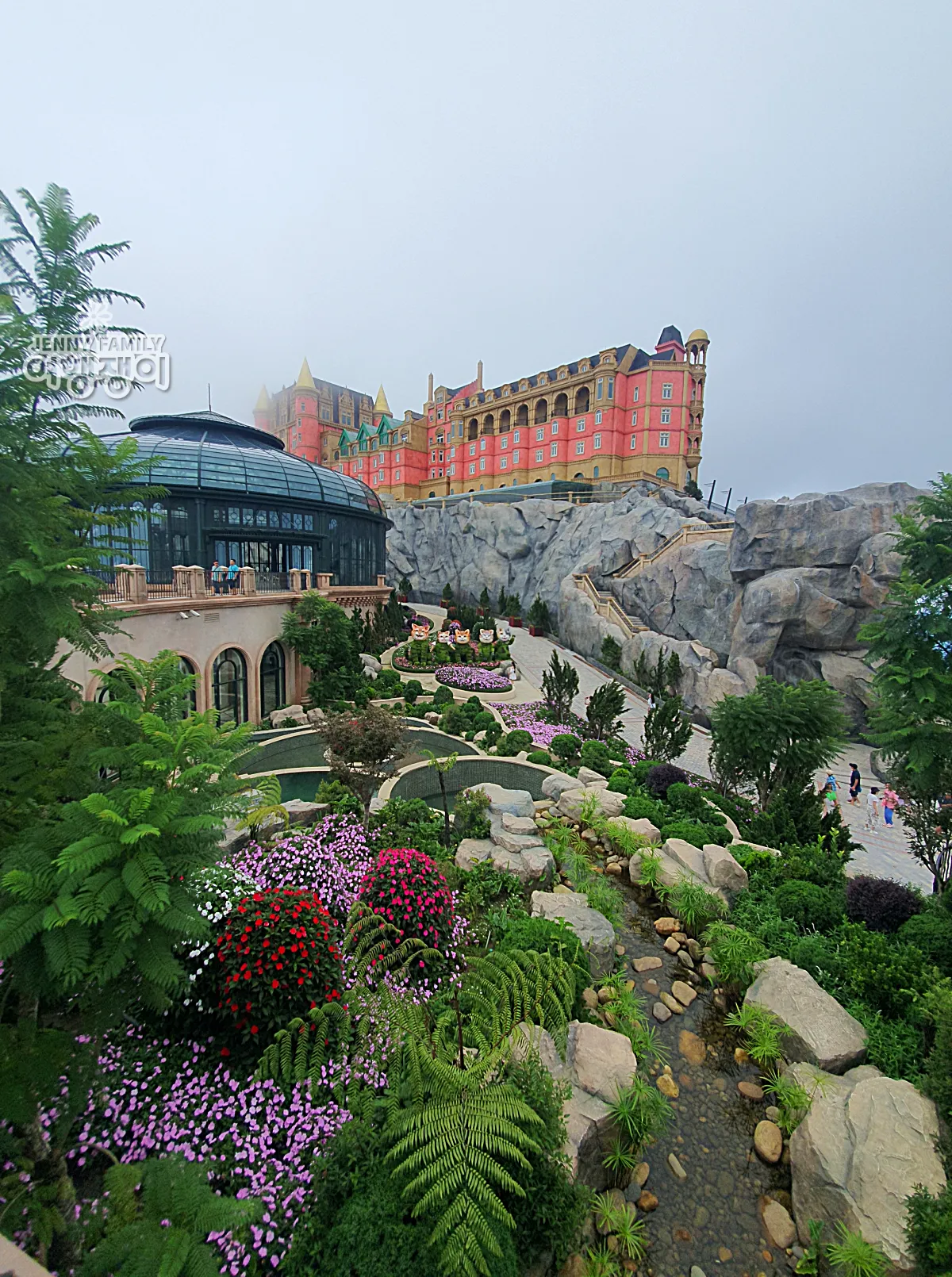 바나힐 풍경 추천—성과 정원 파노라마, 바나힐 호텔 예약 참고 뷰 ❘ Ba Na Hills castle & garden panorama — top scenery pick, helpful for hotel planning