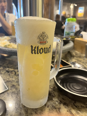 얼음처럼 차갑게 칠링된 클라우드 생맥주 한 잔