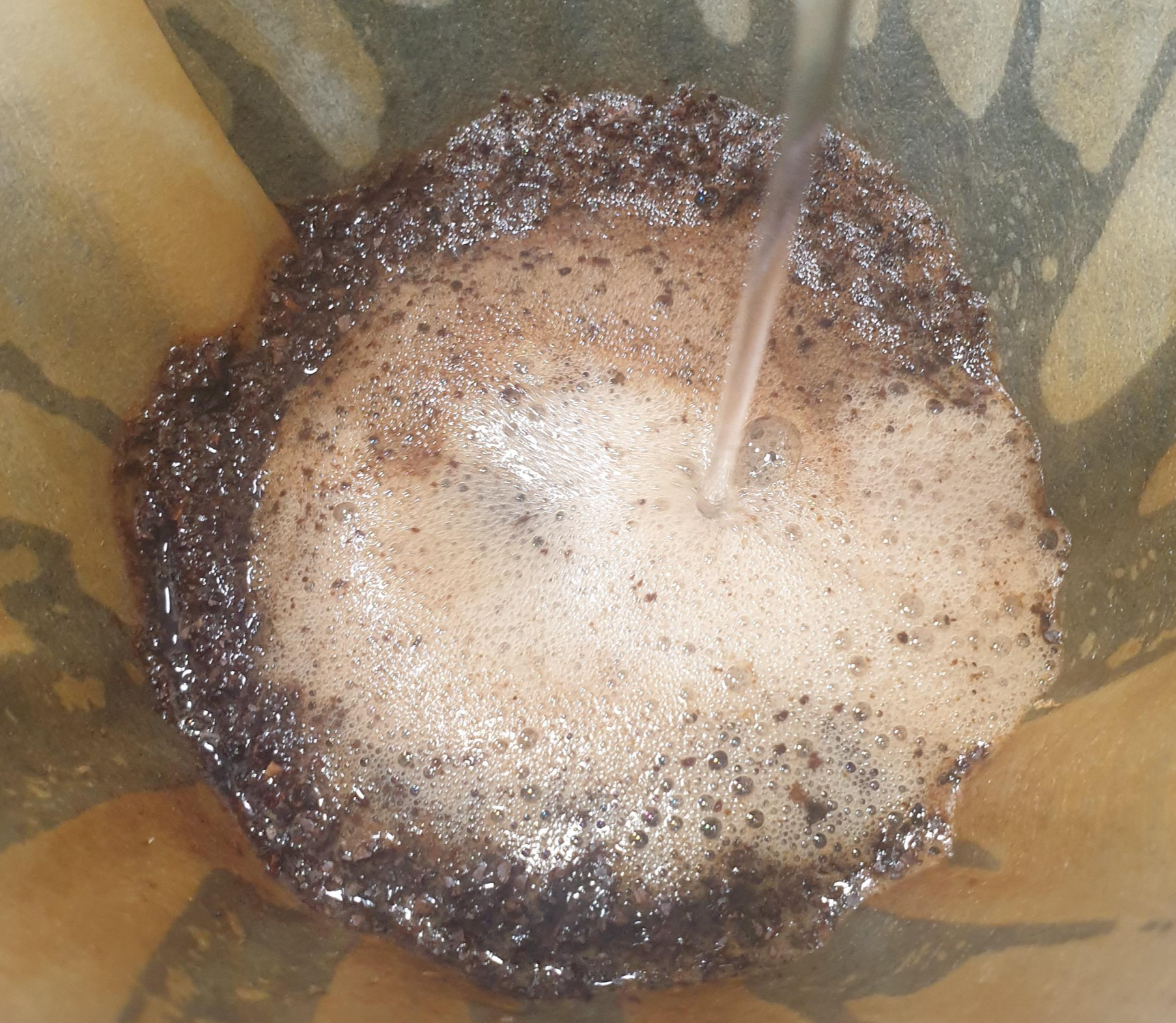 드리퍼 안에 물을 붓는 모습. 이제 커피빵은 무너진 상태다.