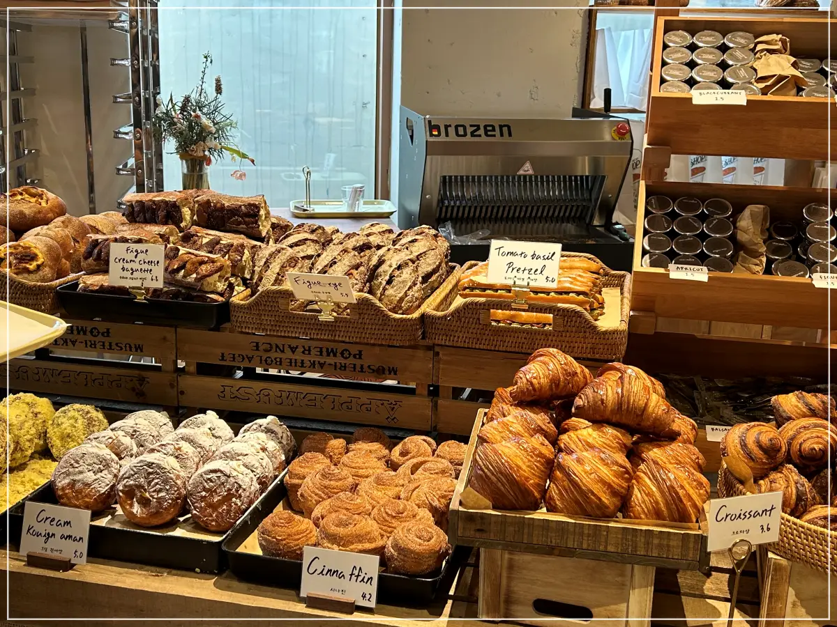 퍼먼트-안국-내부-다양한-빵-모습