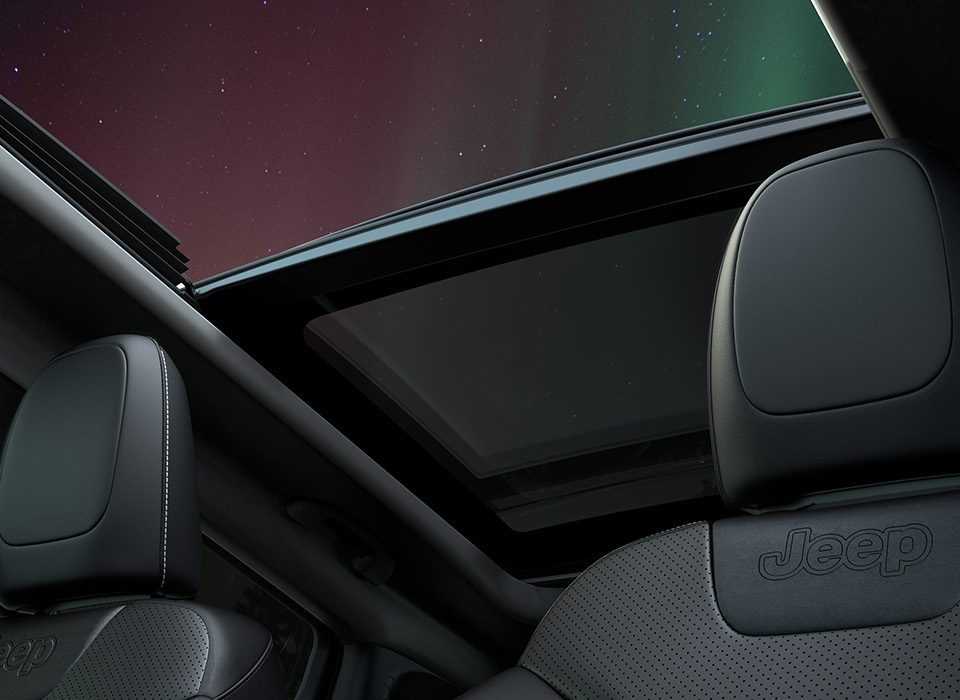 지프 체로키 실내 파노라마썬루프 사진 출처 지프 홈페이지