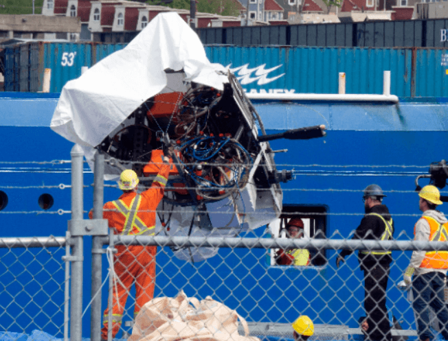 잠수정 잔해 인양 장면