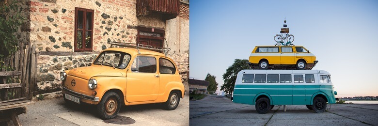 좌측은 노후된 노란색 소형 경유차가 집 담장옆에 주차된 모습이며 우측은 아래쪽은 하늘색이고 윗쪽은 흰색인 노후된 큰 버스위에 노란색 작은 버스가 올려져 있는 모습