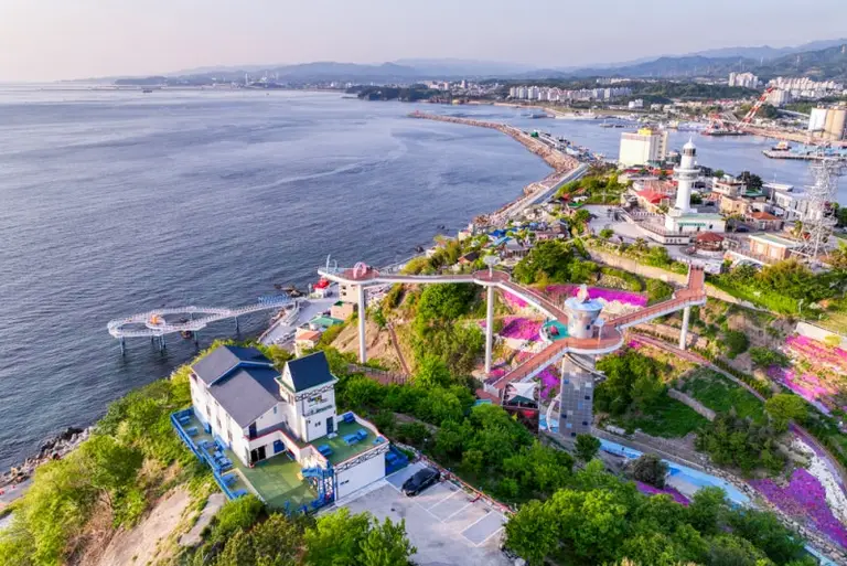 해랑전망대에서 바라본 도깨비골 스카이밸리와 묵호등대가 보이는 묵호앞 바다전경