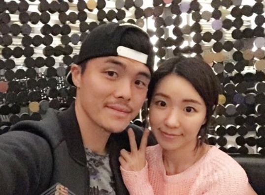 다정하게 포즈를 취한 부부 사진