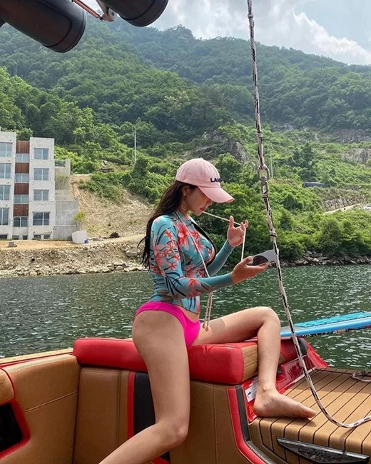 안신애 프로는 맥심 표지모델까지 한 연예인급 골프스타이다. 워낙 유명해서 실력은 별로일 것이라고 생각하기 쉽지만 1부 투어에서 3번이나 우승한 찐프로급 선수다.