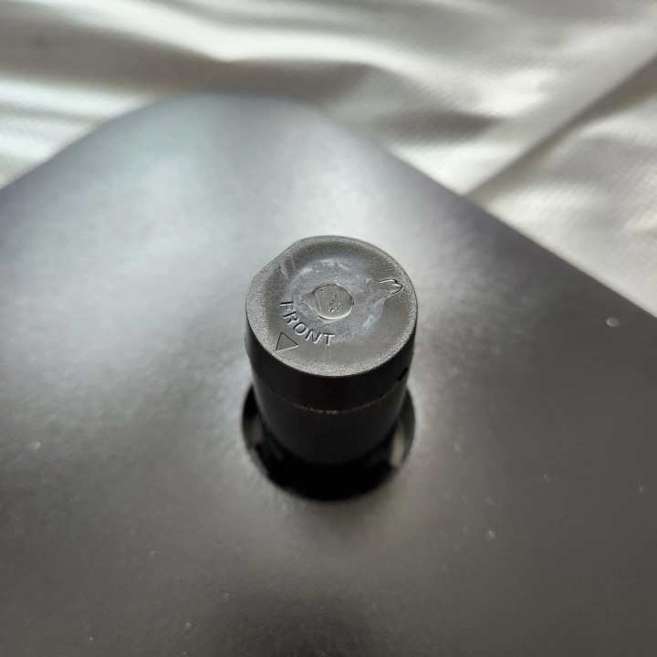 알파스캔 27인치 AOC 모니터 조립. 받침대만 끼워주면 조립 끝