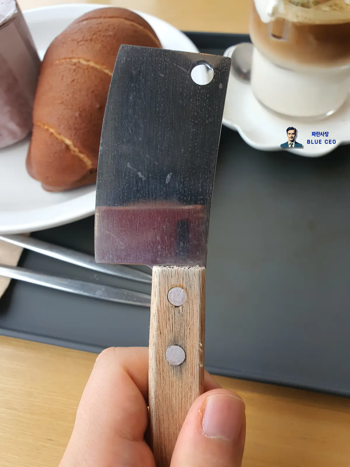 경남-양산-대형카페-대니얼-디저트써는칼