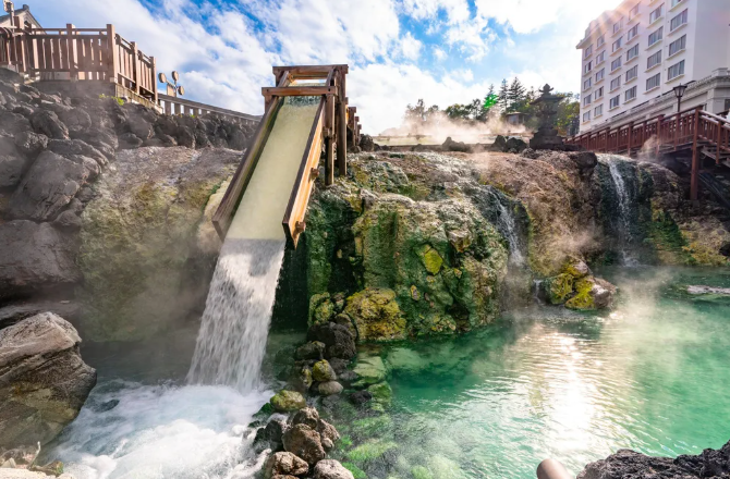 쿠사츠 온천에서 물이 흐르는 모습