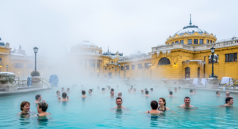 눈 내리는 겨울, 김이 모락모락 피어오르는 부다페스트 세체니 온천의 따뜻한 야외 풍경