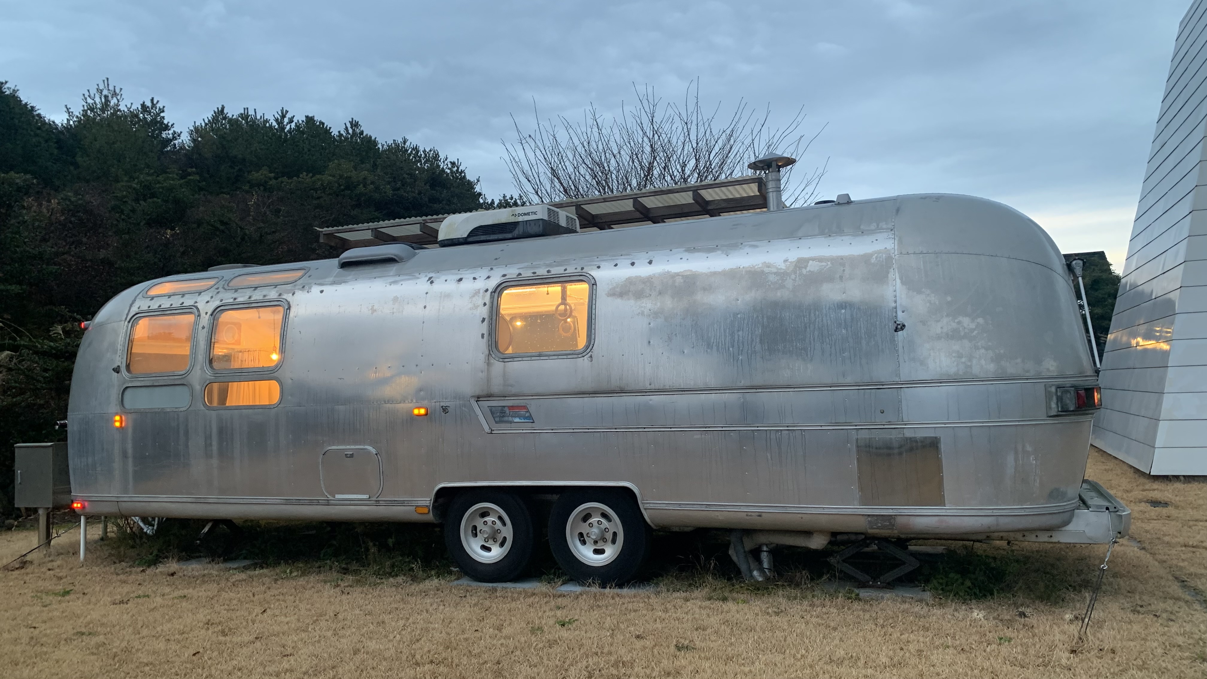 제주도에서 찾은 감성 글램핑 숙소 어라운드폴리 리뷰 - 겨울 에어스트림 숙박 후기