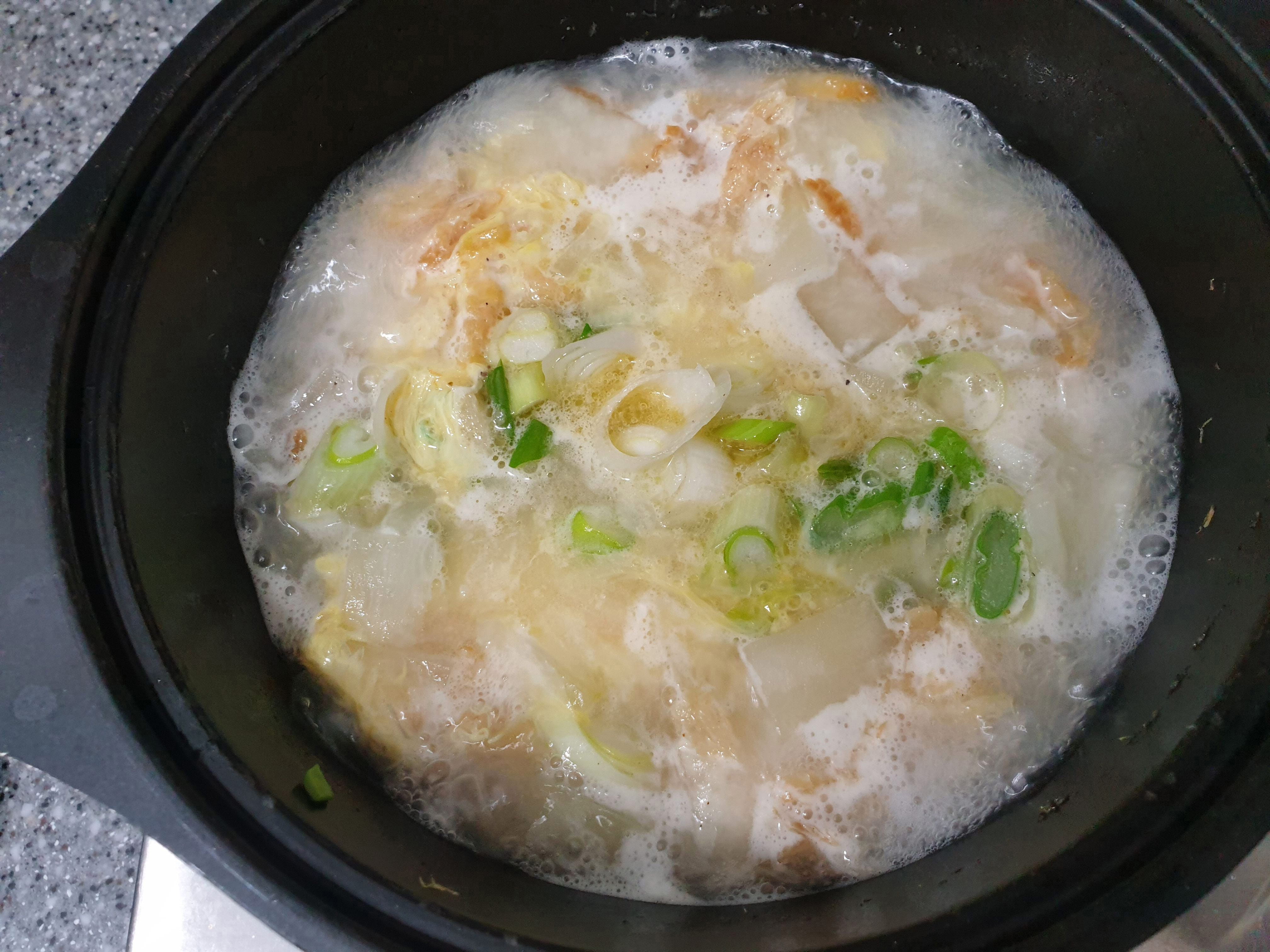 끓고있는 황태국