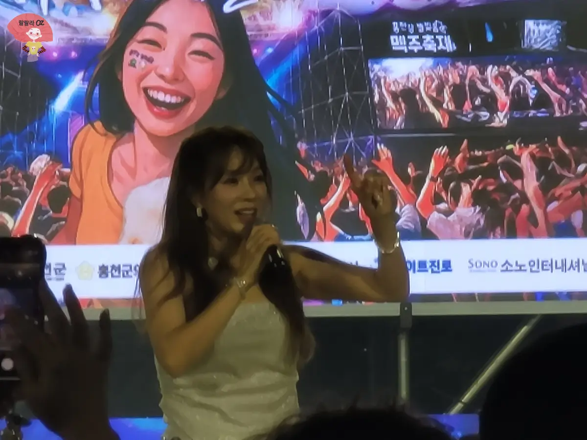 강원도-홍천-맥주축제-초대가수-채연-한쪽-손을-올리고-노래하는-모습