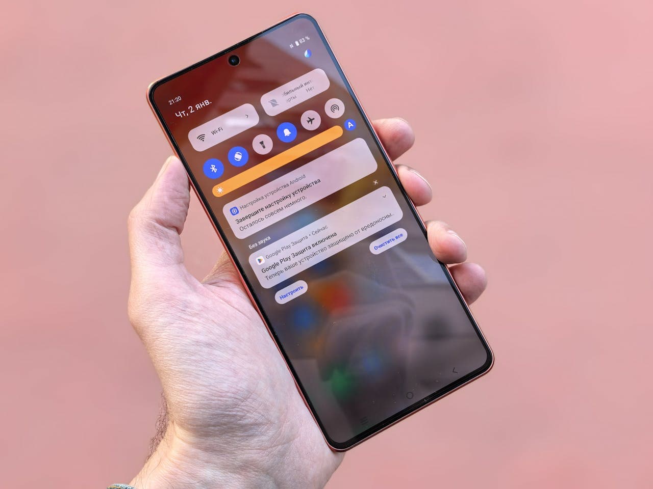 손에 든 스마트폰 홈 화면 &mdash; 앱 아이콘이 선명한 알림 문제 해결 튜토리얼