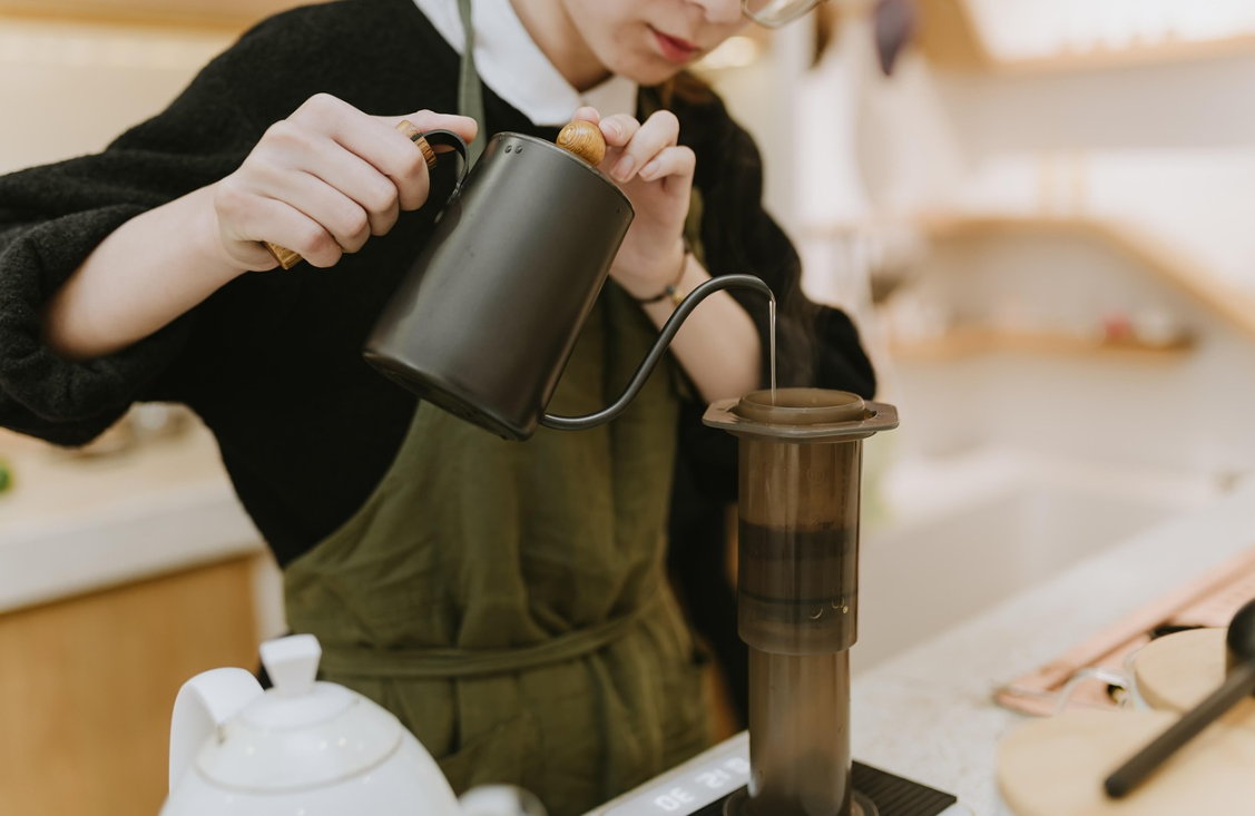 바리스타가 커피 내리는 사진