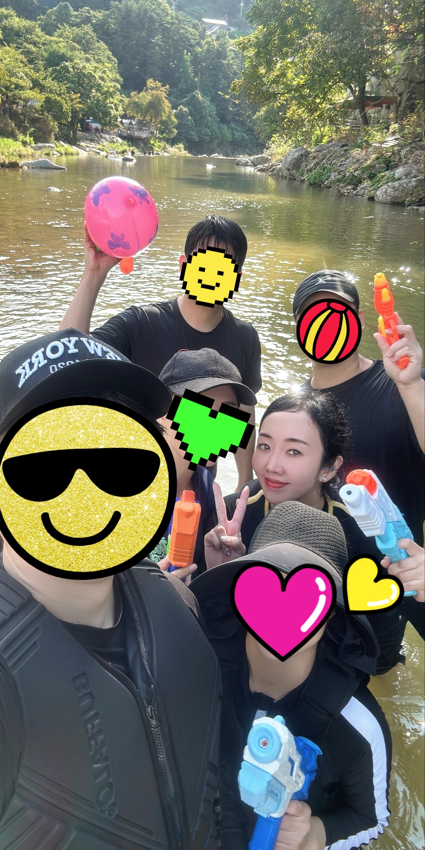 가평 계곡에서 친구들과 함께 물총을 들고 찍은 단체사진. 밝은 표정과 다양한 물총, 풍선으로 신나게 물놀이를 즐긴 순간을 담았다.