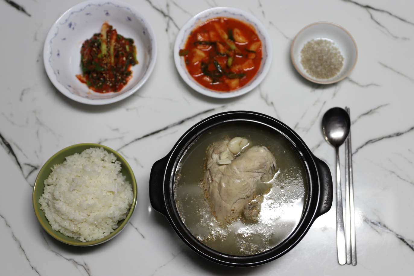 파김치, 깍두기를 곁들인 삼계탕 한 상 차림