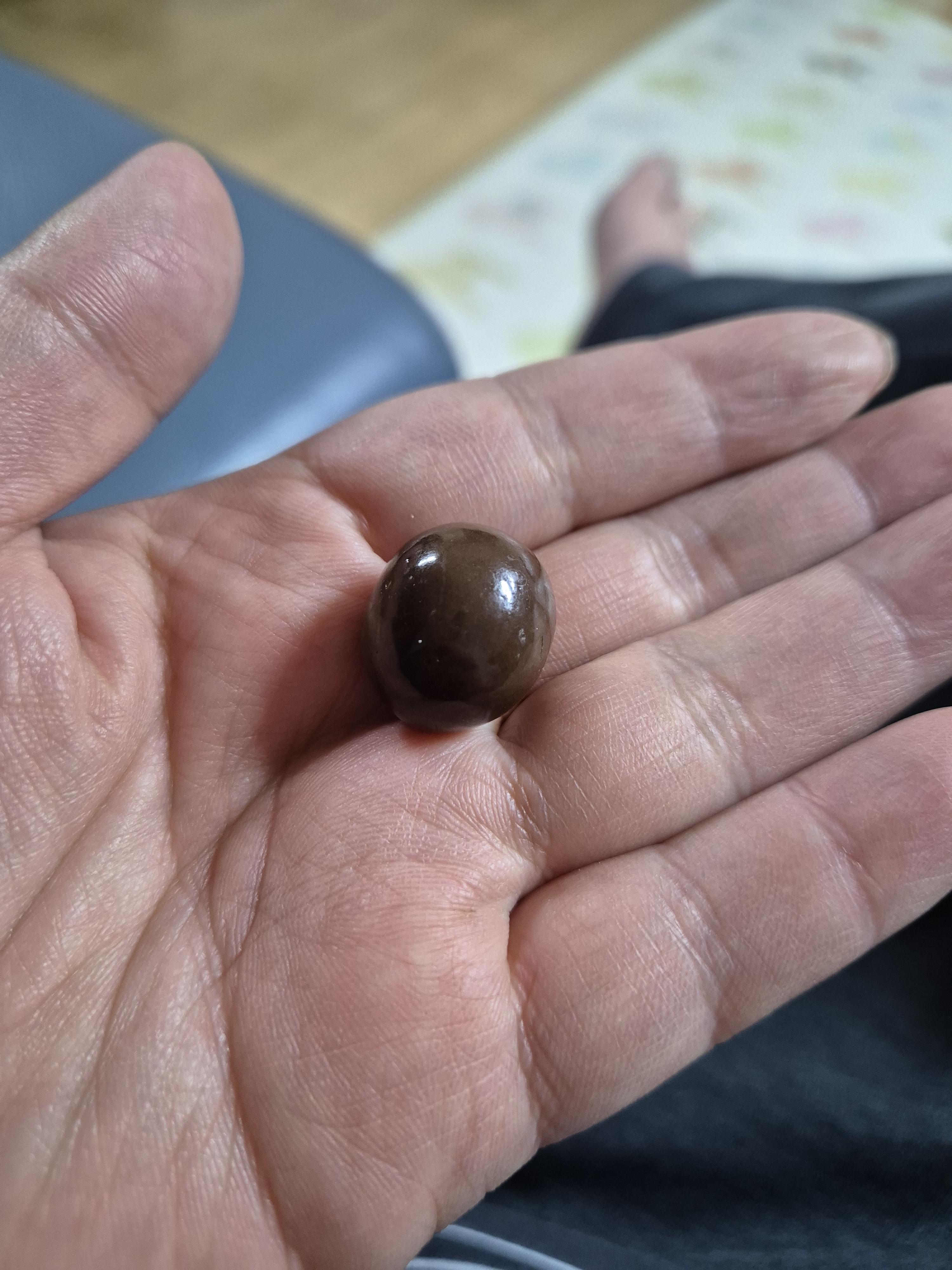 프리미엄 가나 마카다미아 땅콩이 동그랗기때문에 초코볼도 동글함.