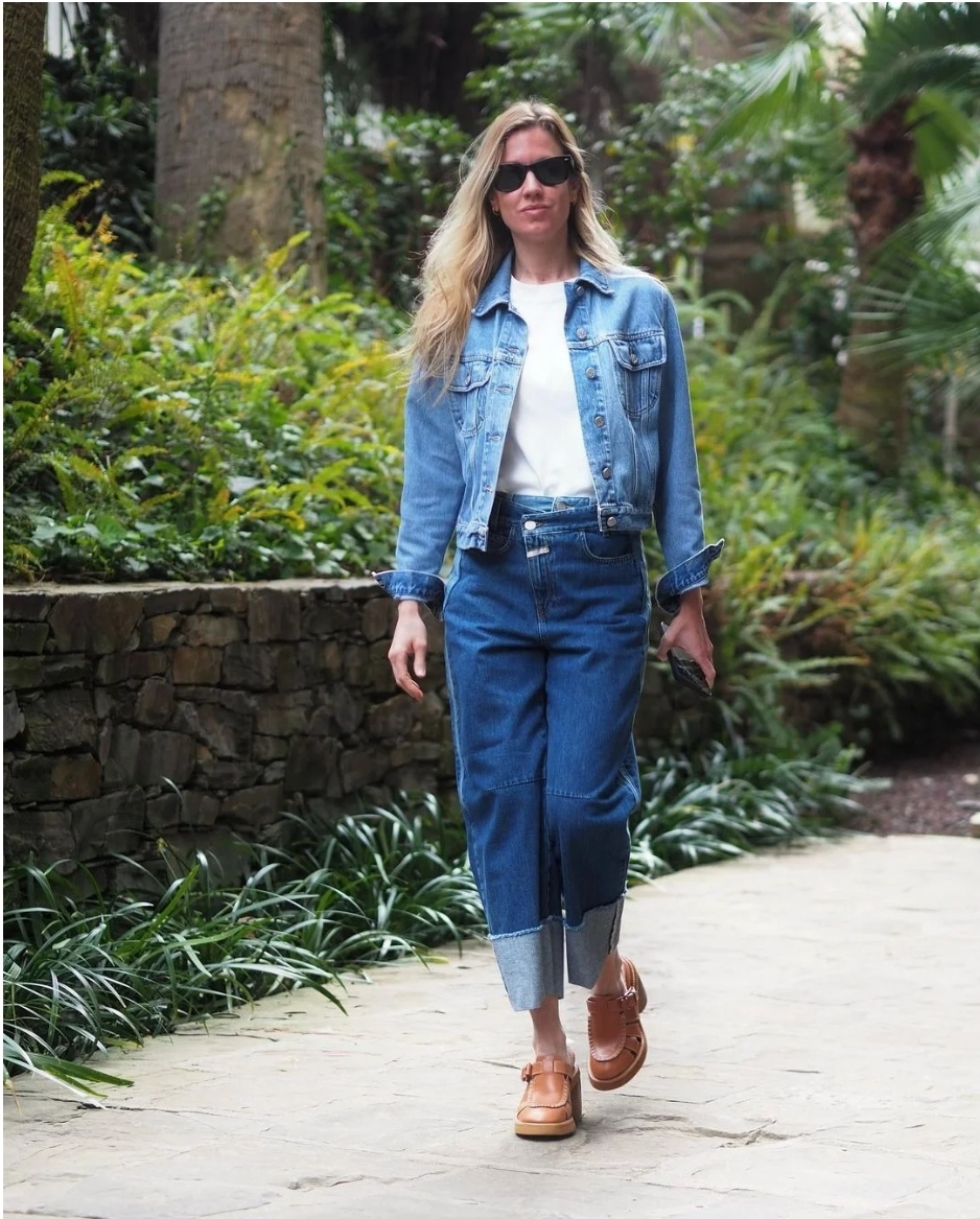 복고풍 스니커즈와 통굽 구두 스타일