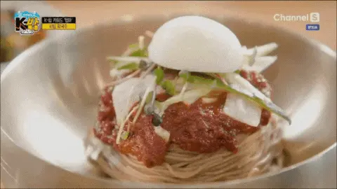 비빔막국수를-열심히-비비는-모습