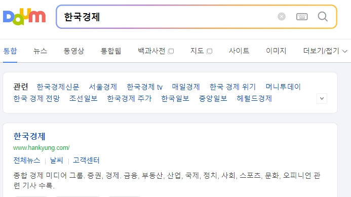 타이어 옆면에 표시된 DOT 코드와 제조일자 네 자리 숫자를 설명하는 이미지