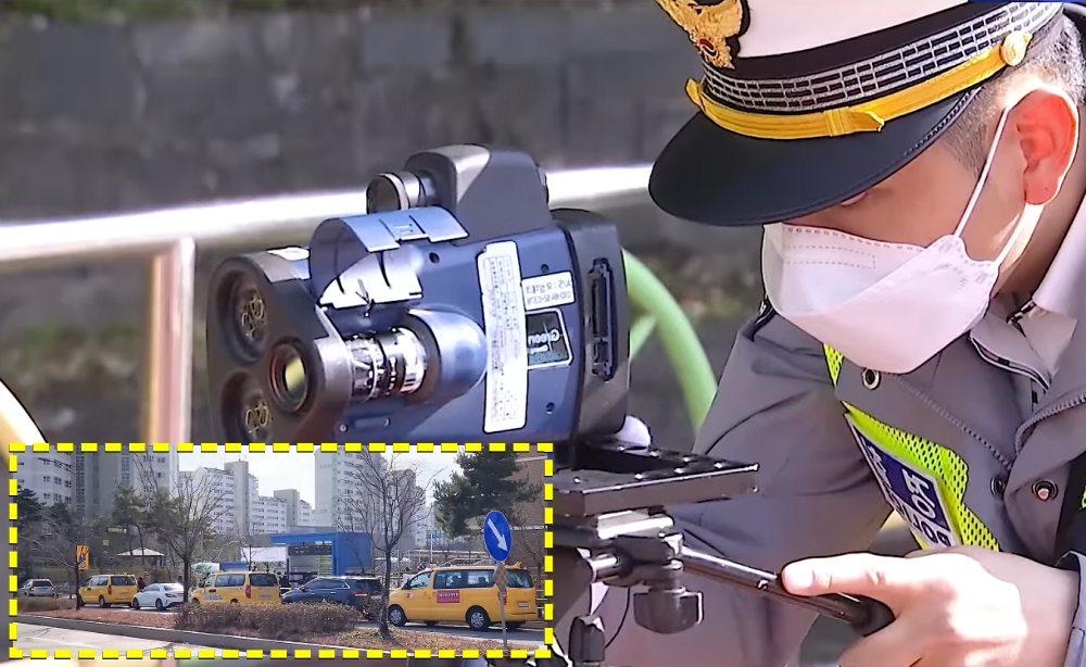 교통경찰이 카메라로 스쿨존에서 촬영하고 있는모습