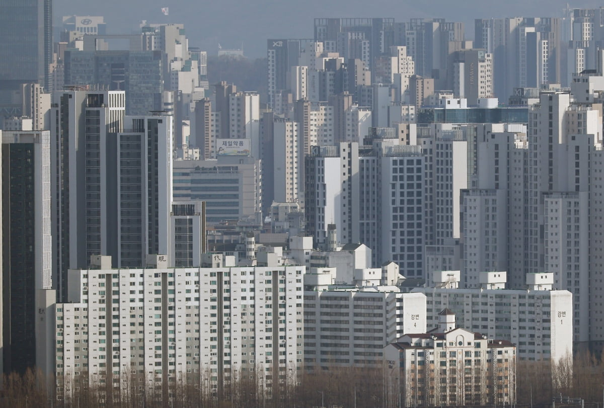 서울 한강 인근에서 바라본 시내 아파트 모습. 사진=연합뉴스