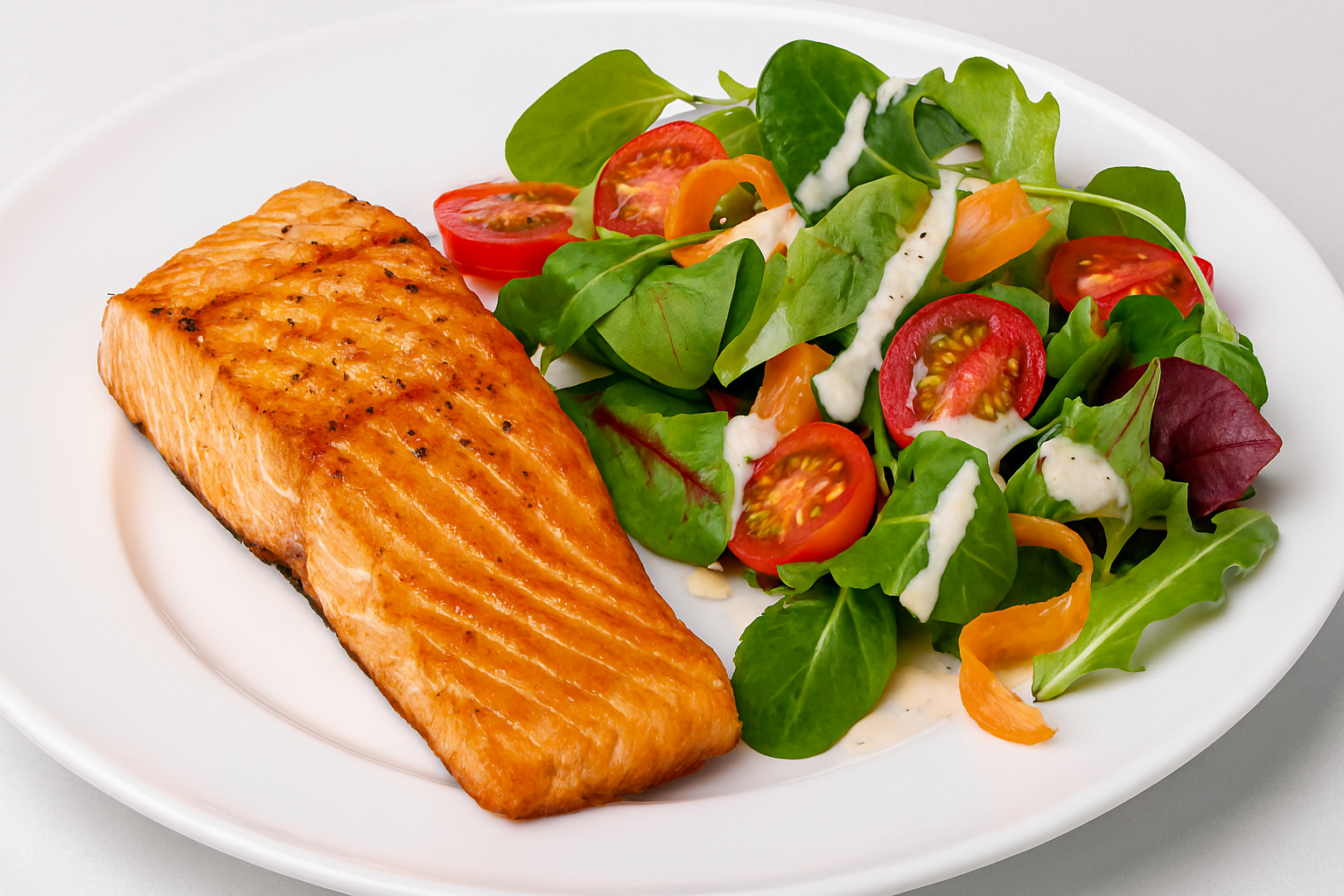 연어 구이와 샐러드가 차려진 모습의 이미지