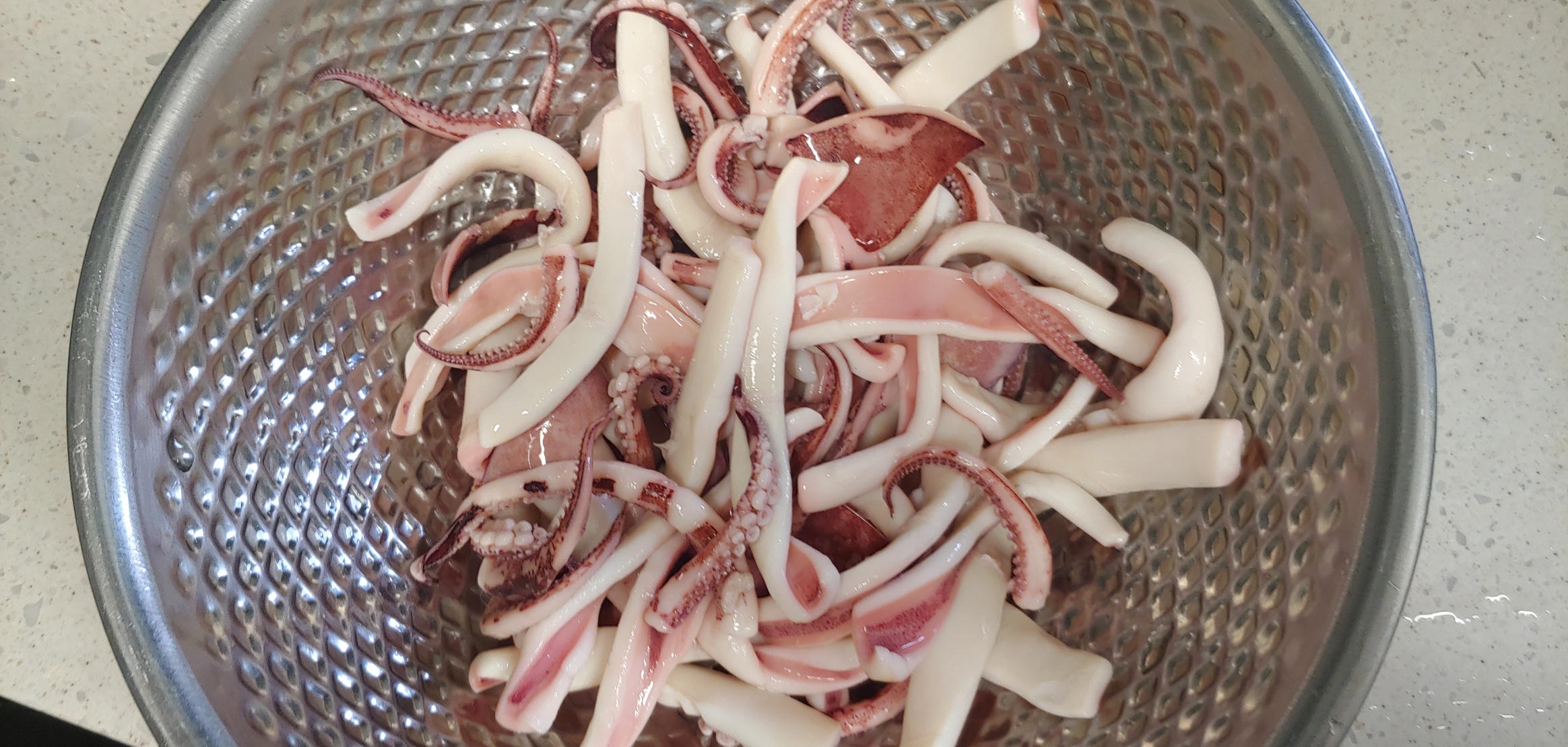 오징어를 이렇게 데쳐놓으면 볶을 때 물이 잘 안생겨 조리하기 쉽고, 비린내도 사라집니다.