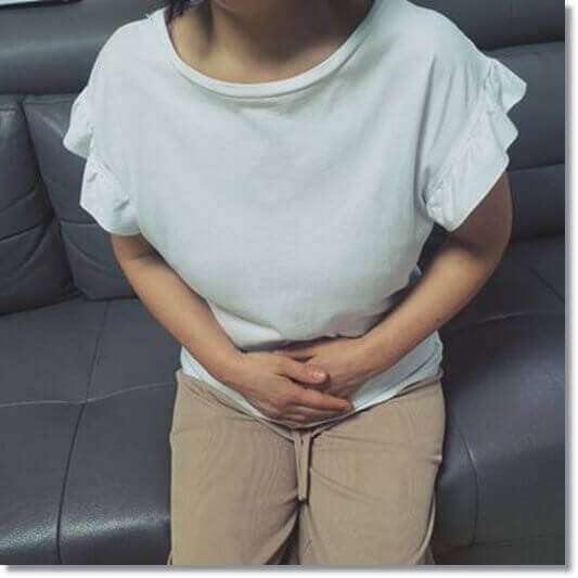 소화장애로 인한 복통이 있는 여성