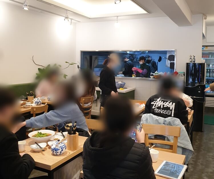 건대입구역-송화산시도삭면-본점의-내부는-오픈키친과-2인과-4인-테이블이-있다