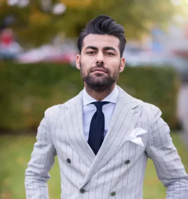 정장 입은 남자 모습