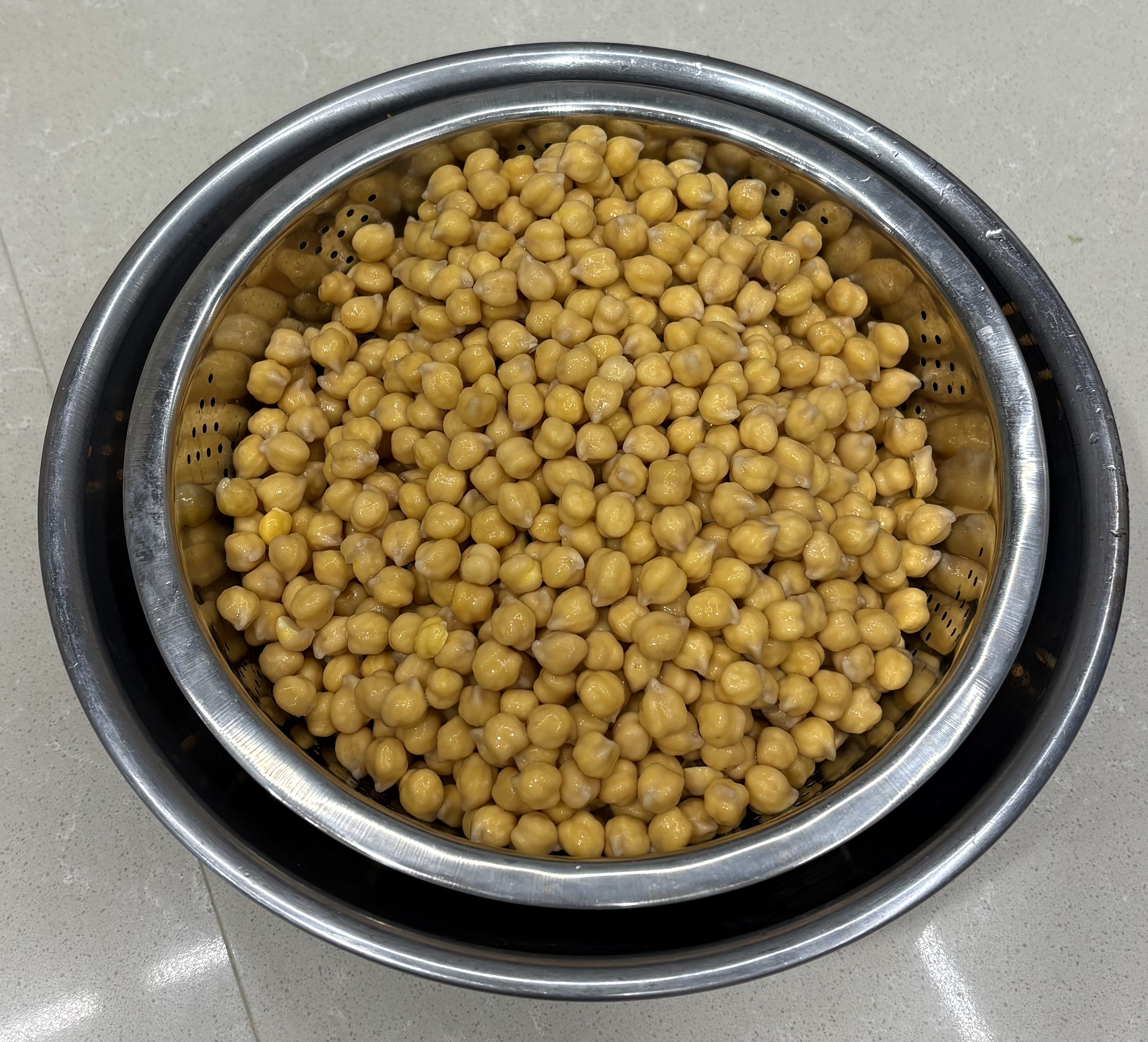 물기 제거 중인 병아리콩