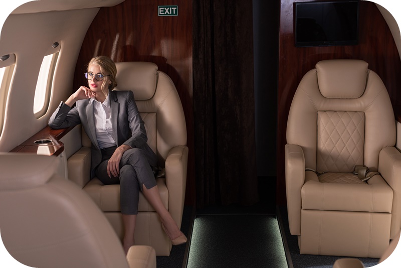 항공기내-비즈니스석-창가-좌석-금발-젊은-안경쓴-여성-창밖-응시중