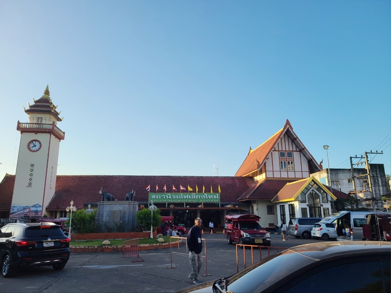 치앙마이-역-외관-건물