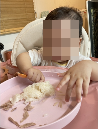아기가 미니웨어 흡착식판으로 유아식을 먹는 모습