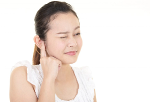 귓속 여드름 아프다