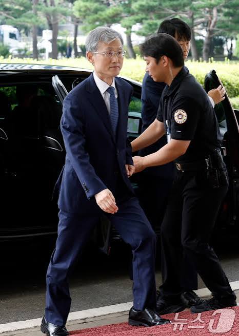 출근하는 조희대 대법원장
