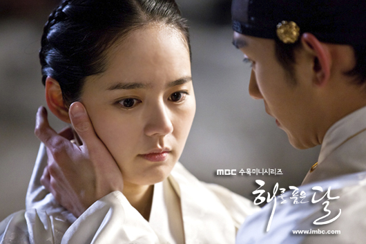 해를 품은 달 포스터