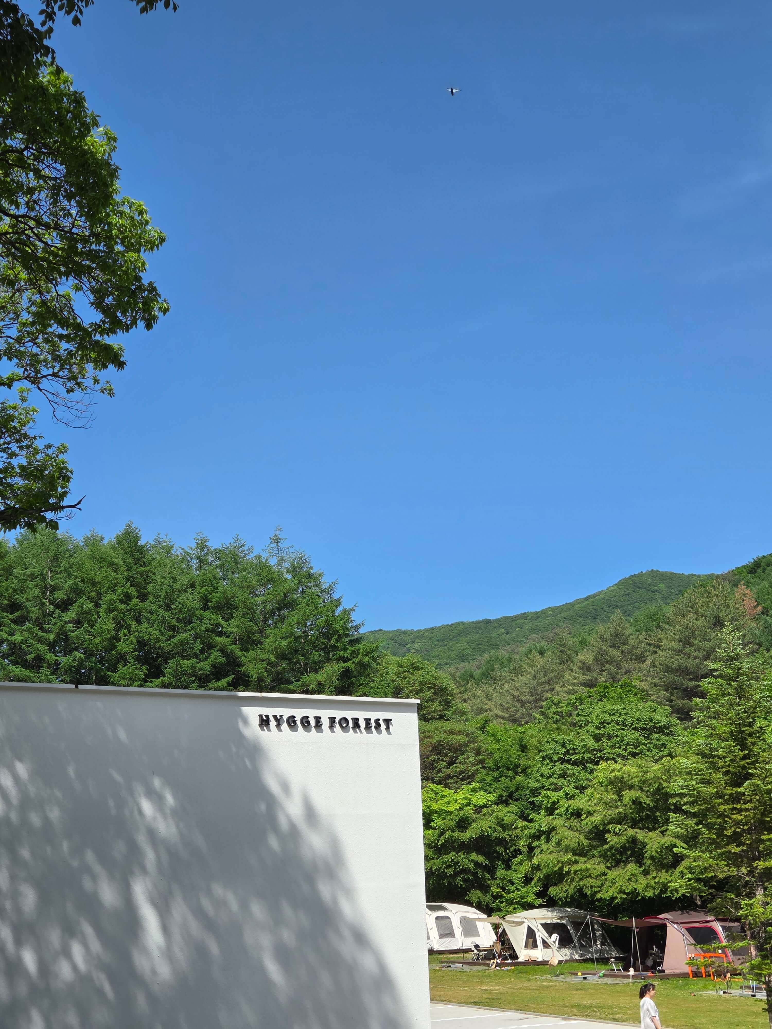 평창 휘게포레스트 캠핑장 전경과 웰컴센터 건물
