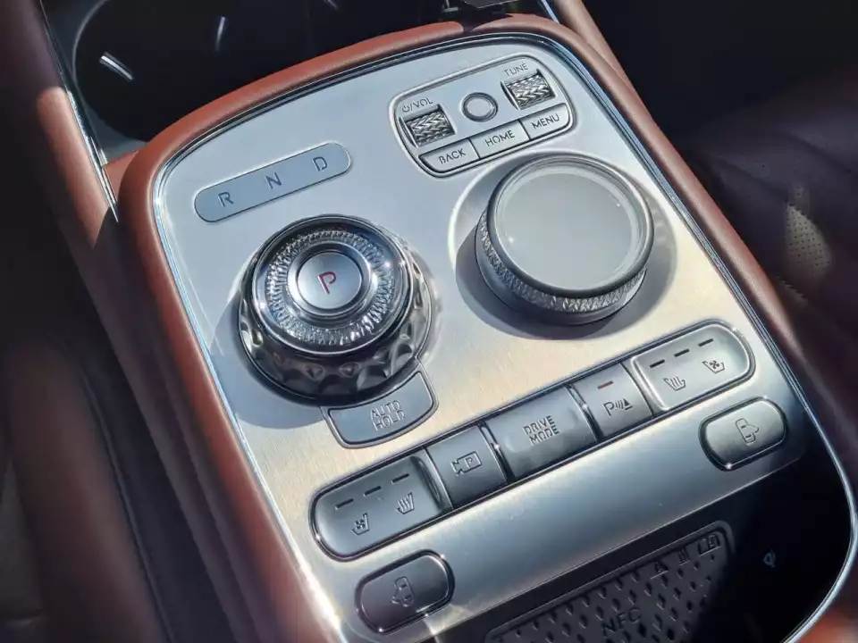 G90에서 열린 문을 닫는 버튼은 센터 콘솔에도 있습니다.