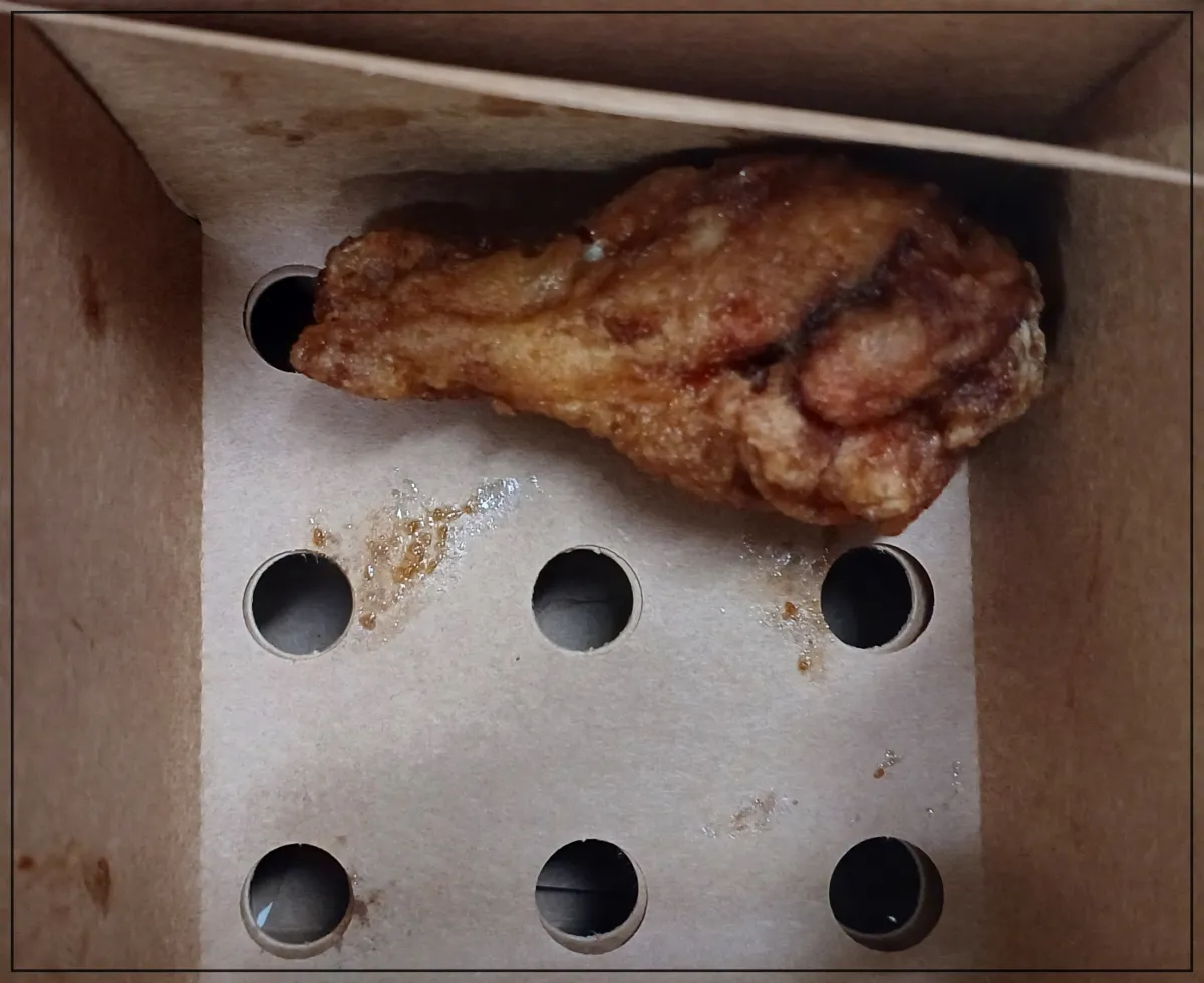교촌치킨-싱글팩-닭봉이-포장된-박스-안에-구멍이-숭숭-뚫림