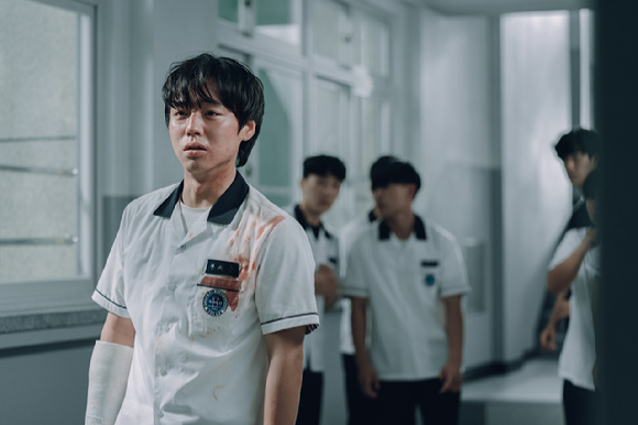 &#39;약한영웅&#39; 박지훈이 연시은 역을 맡아 열연을 펼치고 있다. [사진=웨이브]