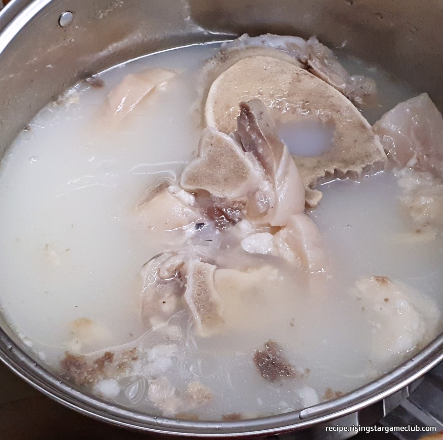 사골 육수를 우려낸 사진