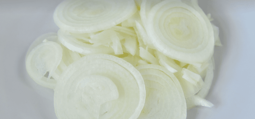 채 썰어져 있는 양파