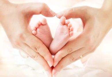 아기 발과 하트 이미지